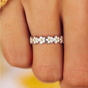 Pura Vida size 6 daisy silver stackable fashion ring.